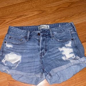 Abercrombie and Fitch low rise boyfriend short.